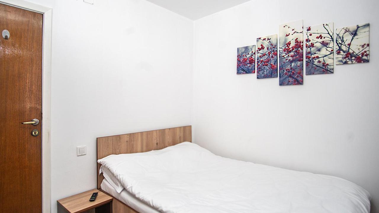 Hotel La Platouri Voluntari エクステリア 写真